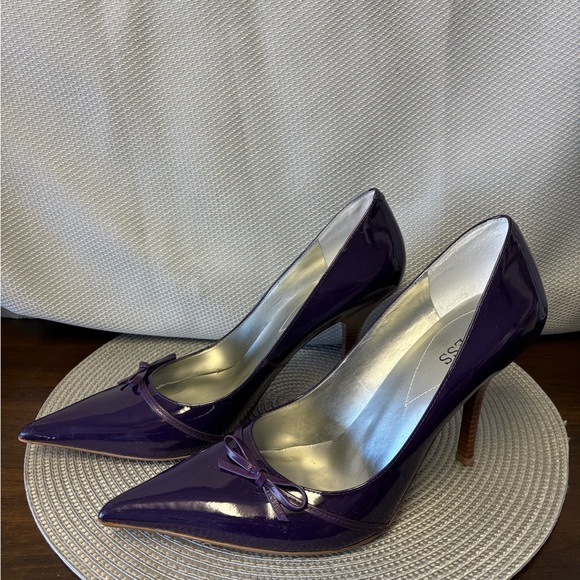 GUESS purple patent leather pumps with a side bow, wood stacked heel. - Picture 1 of 3